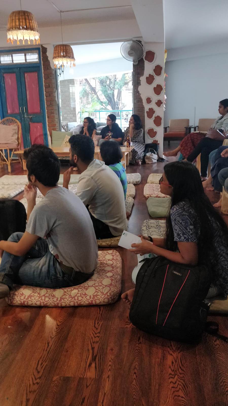 The audience follows the exchange between speakers